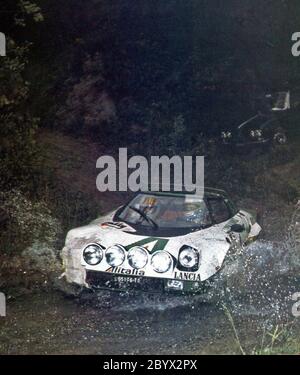 Der italienische Rallyefahrer Sandro Munari und sein Beifahrer Mario Mannucci auf ihrem Lancia Stratos HF (Gruppe 4) sponserten Alitalia, das siegreiche Auto, auch wenn es beschädigt war, in der Rallye 4 Regionen 1975 ca. Mai 1975 Stockfoto