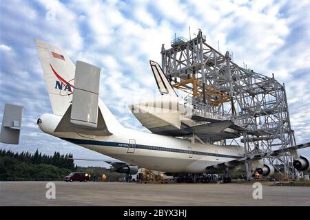 KENNEDY SPACE CENTER, FLORIDA. -- das Space Shuttle Atlantis sitzt oben auf dem Shuttle Carrier Flugzeug am Kennedy Space Center Shuttle Landing Facility. Atlantis wird für seinen Fährflug nach Kalifornien vorbereitet, um die Stillstandszeit von Orbiter in Palmdales Werk für die Orbiter-Montage zu erreichen, wo es bis August 1998 verbleiben wird. In Palmdale werden Modifikationen und strukturelle Inspektionen durchgeführt, um die zukünftigen Missionen von Atlantis zur Unterstützung der Montageaktivitäten der Internationalen Raumstation zu vorbereiten. Atlantis’ nächster Flug ins All ist geplant, Space Shuttle Mission STS-92, Ziel fo Stockfoto