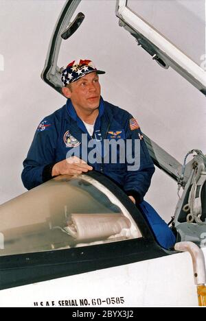 KENNEDY SPACE CENTER, FLORIDA. - STS-82 Payload Commander Mark C. Lee bereitet sich darauf vor, vom T-38-Jet abzusteigen, den er von einem Flugfeld aus flog, das der Heimatbasis der Astronauten im Johnson Space Center, Houston, Texas, diente, um KSC's Shuttle Landing Facility zu erreichen. Lee und die anderen sechs Mitglieder der STS-82 Crew werden die letzten Tage vor dem Start bei KSC verbringen. STS-82 ist für den Start am 11. Februar während eines 65-minütigen Startfensters geplant, das um 3:56 Uhr EST öffnet. Der 10-tägige Flug an Bord des Space Shuttle Discovery wird die zweite Servicesmission des Hubble Space Telescope (HST) sein. Stockfoto