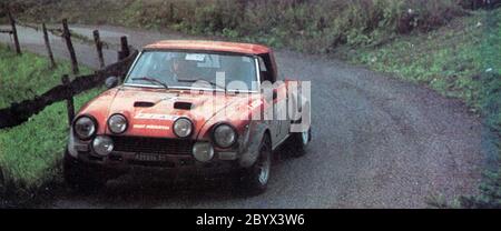 Der italienische Rallyefahrer Vanni Tacchini und sein Beifahrer Giant Simoni auf einer Fiat 124 Rallye Abarth (Gruppe 4) bei der Rallye San Martino di Castrozza 1975 (Trient, Italien) ca. August 1975 Stockfoto