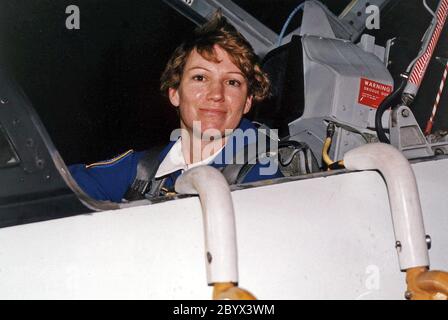 STS-84 Pilot Eileen Marie Collins kommt mit einem T-38 Jet an der KSC Shuttle Landing Facility an. Collins wird ihren zweiten Weltraumflug auf STS-84 machen. Ihr erster Flug war 63 als erste Shuttle-Pilotin auf STS-1995. STS-84 wird das sechste Andocken des Space Shuttle mit der russischen Raumstation mir sein. Während der Andockung wird der STS-84 Mission Specialist C. Michael Foale zur russischen Raumstation wechseln, um Mitglied der mir 23-Crew zu werden und den US-Astronauten Jerry M. Linenger ersetzen, der auf Atlantis zur Erde zurückkehren wird. Foale soll bis zu seinem vier Monate auf mir bleiben Stockfoto