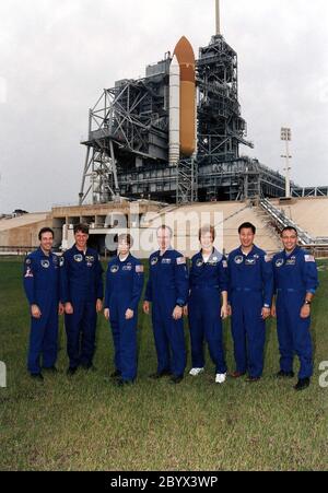 STS-84 Crew-Mitglieder posieren für ein Gruppenfoto auf dem Launch Pad 39A, wo das Space Shuttle Atlantis auf der sechsten Shuttle-mir-Andockmission zum Start bereit steht. Von links sind Mission Specialist Jean-Francois Clervoy von der Europäischen Weltraumorganisation, Mission Specialist C. Michael Foale, Pilot Eileen Marie Collins, Commander Charles J. Precourt, Mission Specialist Elena V. Kondakova von der Russischen Weltraumorganisation, und Mission Specialists Edward Tsang Lu und Carlos I. Noriega. Sie sind bei KSC, um am Terminal Countdown Demonstration Test (TCDT) teilzunehmen, einer Generalprobe für den Start. Nach dem Stockfoto