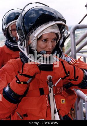 STS-84 Pilot Eileen Marie Collins nimmt an den Aktivitäten des Terminal Countdown Demonstration Test (TCDT) auf dem Launch Pad 39A Teil. Hinter ihr steht Kommandant Charles J. Precourt. TCDT ist eine Generalprobe für den Start, der am 15. Mai stattfinden soll. STS-84 an Bord von Atlantis wird das sechste Andocken des Space Shuttle mit der russischen Raumstation mir sein. Nach dem Andocken wird der STS-84 Mission Specialist C. Michael Foale zur Raumstation wechseln und Mitglied der mir 23 Crew werden.Er ersetzt den US-Astronauten Jerry M. Linenger, der an Bord von Atlantis zur Erde zurückkehren wird. Foale wird an mir unti leben und arbeiten Stockfoto