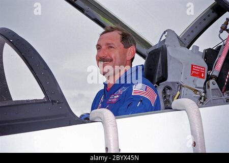 STS-85 Commander Curtis L. Brown, Jr. posiert im Cockpit seines T-38 Jet-Trainer-Flugzeugs in der KSC Shuttle Landing Facility (SLF) nach seiner Ankunft mit dem Rest der Flugbesatzung aus dem NASA Johnson Space Center, um die letzten Vorbereitungen für die STS-85 Mission zu beginnen. Die anderen Crewmitglieder sind Pilot Kent V. Rominger, Payload Commander N. Jan Davis, Mission Specialist Robert L. Curbeam, Jr., Mission Specialist Stephen K. Robinson und Payload Specialist Bjarni V. Tryggvason. Die primäre Nutzlast an Bord der Space Shuttle Orbiter Discovery für den 11-tägigen Weltraumflug ist die Cryogenic Infrared SPECT Stockfoto