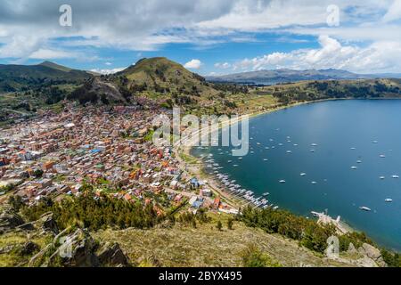 Copacabana, Bolivien, Panoramablick auf die Küste und den Titicacasee Stockfoto