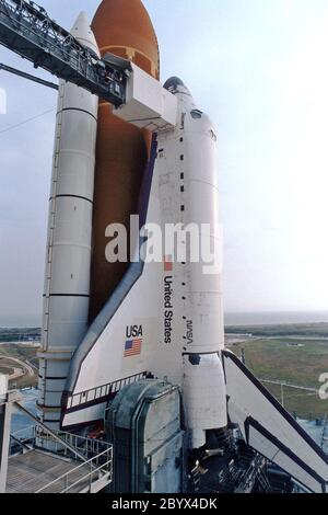 KENNEDY SPACE CENTER, FLORIDA. - der Weiße Raum ist oben links zu sehen, wo die Astronauten das Space Shuttle zum Flug betreten. Die rotierende Servicestruktur wurde am Launch Pad 39A von KSC zurückgezogen. Discovery, der Orbiter für die Mission STS-82, ist bereit für den Start der zweiten Weltraumteleskop-Dienstmission Hubble. Die Nutzlast besteht aus der zu installierenden Near Infrared Camera and Multi-Object Spectrometer (NICMOS), dem Fine Guidance Sensor #1 (FGS-1) und dem zu installierenden Space Telescope Imaging Spectrograph (STI). Die STS-82 wird mit einer Crew von sieben um 3:54 Uhr starten. Stockfoto