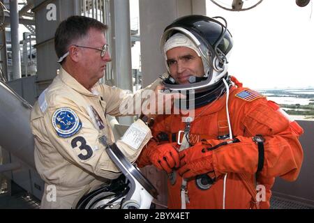 STS-87 Nutzlast-Spezialist Leonid Kadenyuk, rechts, von der National Space Agency of Ukraine (NSAU) wird in seinem orangefarbenen Start-und Entry-Raumanzug-Ensemble durch NASA Suit Technician Al Rochford, links, vor der Teilnahme an Terminal Countdown Demonstration Test (TCDT) Aktivitäten unterstützt. Die Crew der STS-87 Mission soll am 19. November an Bord des Space Shuttle Columbia starten. Die TCDT findet vor jedem Space Shuttle-Flug im KSC statt und bietet der Crew jeder Mission die Möglichkeit, an simulierten Countdown-Aktivitäten teilzunehmen. Die TCDT endet mit einem Mock Launch Countdown Höhepunkt Stockfoto