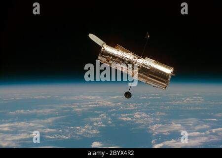 S82-E-5937 (11-21. Februar 1997) --- das Hubble Space Telescope (HST) beginnt nach seiner Veröffentlichung seine Trennung von der Space Shuttle Discovery. Diese Ansicht wurde mit einer elektronischen Standkamera (ESC) aufgenommen. Stockfoto