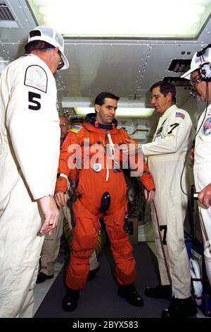 STS-87 Nutzlast-Spezialist Leonid Kadenyuk von der National Space Agency of Ukraine (NSAU) wird mit seinem orangen Start-und Einfahrt-Raumanzug von NASA-Anzug Techniker auf der Startfläche 39B während Terminal Countdown Demonstration Test (TCDT) Aktivitäten unterstützt. Die Crew der STS-87 Mission soll am 19. November an Bord des Space Shuttle Columbia starten. Die TCDT findet vor jedem Space Shuttle-Flug im KSC statt und bietet der Crew jeder Mission die Möglichkeit, an simulierten Countdown-Aktivitäten teilzunehmen. Der TCDT endet mit einem Mock-Countdown, der in einer simulierten Hauptmotorabschaltung gipfelt. Th Stockfoto