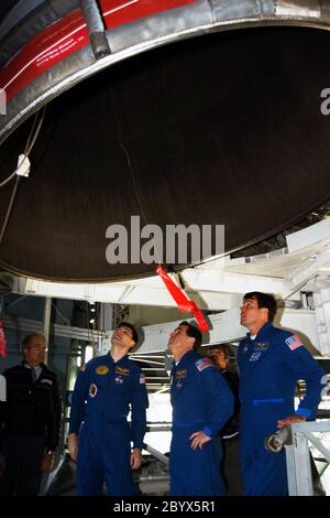 Die Crew der STS-87 Mission, die am 19. November an Bord des Space Shuttle Columbia von Pad 39B im Kennedy Space Center (KSC) starten soll, nimmt am Terminal Countdown Demonstration Test (TCDT) am KSC Teil. Einen näheren Blick auf einen der wichtigsten Triebwerke des Space Shuttles werfen, von rechts sind Commander Kevin Kregel, Nutzlast-Spezialist Leonid Kadenyuk von der Nationalen Weltraumorganisation der Ukraine (NSAU) und Kadenyuk-Back-up, Yaroslav Pustovyi, Ph.D., auch von NSAU. Die TCDT findet vor jedem Space Shuttle-Flug im KSC statt, wodurch die Crew jeder Mission Gelegenheit erhält, an simulierten teilzunehmen Stockfoto