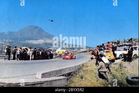 Provinz Palermo (Sizilien, Italien), 'Piccolo Madonie'-Rennstrecke, 16. Mai 1971. Nino Vaccarella und Toine Hezemans' #5 Alfa Romeo 33/3 (Prototyp 3-Liter-Kategorie) von Autodelta S.p.A., gesponsert Royal Dutch Shell, auf der siegreichen Targa Florio 1971 Stockfoto