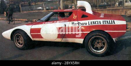 Der französische Rallyefahrer Jean-Claude Andruet und sein Beifahrer Michèle Petit „Biche“, Neuzugänge des Lancia-Marlboro-Rennteams für die Saison 1973, testen erstmals den Prototyp des Lancia Stratos ihrer Teamkollegen Sandro Munari und Mario Mannucci (Turin, 1973) Stockfoto