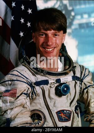 (1997) --- Astronaut C. Michael Foale, Missionsspezialist/Kosmonaut Gastforscher mir 23/24 Flugingenieur. ANMERKUNG DES HERAUSGEBERS: Astronaut Foale wird an Bord der Raumfähre Atlantis, STS-84 Mission, starten, um an Bord der russischen Raumstation mir zu gehen. Nach einer langen Zeit des kosmonauten Gastforscherpflichtes wird er mit dem Space Shuttle Atlantis STS-86 zur Erde zurückkehren. Stockfoto