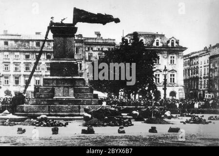 Zerstörung des Adam Mickiewicz Denkmals in Krakau, Polen durch die Nazi-Truppen am 17. August 1940. Stockfoto