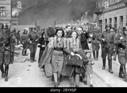Unterdrückung des Warschauer Ghettoaufstandes - Gefangene Juden werden von deutschen Waffen-SS-Soldaten zur Sammelstelle für Deportation (Umschlagplatz) ca. 1943 Stockfoto