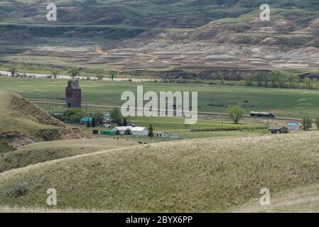 Blick auf Dorothy, Alberta, Kanada Geisterstadt aus dem Norden. Südöstlich von Drumheller im Frühling. Stockfoto