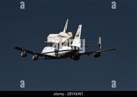 KENNEDY SPACE CENTER, FLORIDA. -- der Orbiter Atlantis, der auf dem modifizierten Boeing 747 Shuttle Carrier Flugzeug ritt, verließ Kennedy Space Center (KSC) am 11. November um 13:53 Uhr auf dem Weg nach Palmdale, Kalifornien, für seine geplante Orbiter Maintenance Down Periode. Atlantis ging von KSC Shuttle Landing Facility Runway 33 zur Palmdale's Orbiter Assembly Facility, wo sie bis August 1998 verbleiben wird. In Palmdale werden Modifikationen und strukturelle Inspektionen durchgeführt, um die zukünftigen Missionen von Atlantis zur Unterstützung der Montageaktivitäten der Internationalen Raumstation zu vorbereiten. Atlantis’ nächster Flug nach innen Stockfoto