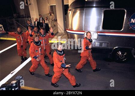 Die Crew der Mission STS-84 fährt vom Operations- und Checkout-Gebäude auf dem Weg zum Launch Pad 39A, wo das Space Shuttle Atlantis auf den Start wartet, wenn das Space Shuttle an der sechsten Andockstelle des Space Shuttles mit der russischen Raumstation mir anlegt. Von links aus führen Pilot Eileen Marie Collins und Commander Charles J. Precourt. Missionsspezialistin Elena V. Kondakova, eine Kosmonautin der Russischen Raumfahrtagentur, geht hinter Collins und wird von Missionsspezialistin C. Michael Foale mit hochgelobten Händen verfolgt. Hinten, von links, sind Mission Specialist Jean-Francois Clervoy von der Europäischen Weltraumorganisation, Stockfoto