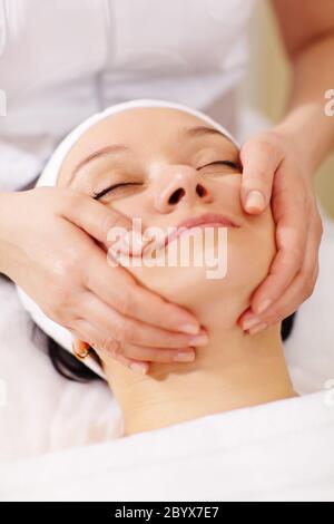 Frau im Beauty Spa immer eine Gesichtsmassage Stockfoto