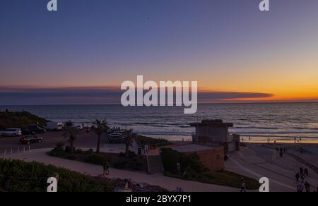 9. Juni 2020: Der Sonnenuntergang am Moonlight Beach in Encinitas, Kalifornien am Dienstag, 9. Juni 2020. Moonlight State Beach, einer der beliebtesten Strände in San Diego County, wurde am Montag für die Öffentlichkeit wieder eröffnet. Kredit: Rishi Deka/ZUMA Wire/Alamy Live News Stockfoto