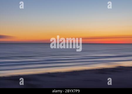 9. Juni 2020: Der Sonnenuntergang am Moonlight Beach in Encinitas, Kalifornien am Dienstag, 9. Juni 2020. Moonlight State Beach, einer der beliebtesten Strände in San Diego County, wurde am Montag für die Öffentlichkeit wieder eröffnet. Kredit: Rishi Deka/ZUMA Wire/Alamy Live News Stockfoto