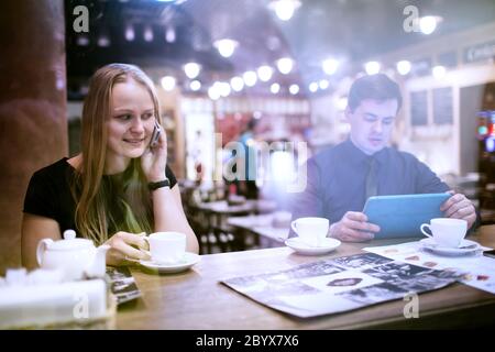 Frau am Handy Kaffee trinken Stockfoto