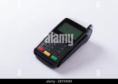 Kreditkartenleser auf weißem Hintergrund isoliert. POS-Terminal mit Belegdrucker. Kartenmaschine. Kreditkarten. Zahlungen und Transaktionen. Stockfoto