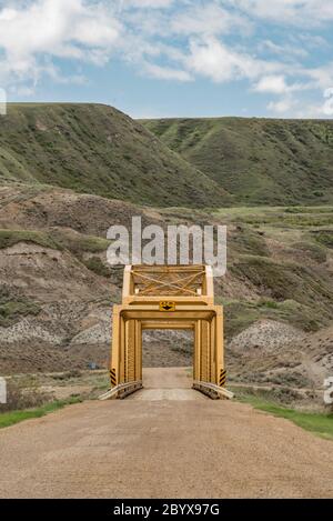 Highway 848 Brücke über den Red Deer River westlich von Dorothy. Südöstlich von Drumheller, Alberta, Kanada im Frühling; vertikale Ausrichtung. Stockfoto