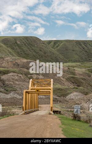 Highway 848 Brücke über den Red Deer River westlich von Dorothy. Südöstlich von Drumheller, Alberta, Kanada im Frühling; vertikale Ausrichtung. Stockfoto