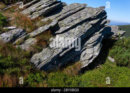 Metamorphe Felsformationen. In der Nähe von Kráľova hoľa [Mount], Slowakei. Stockfoto