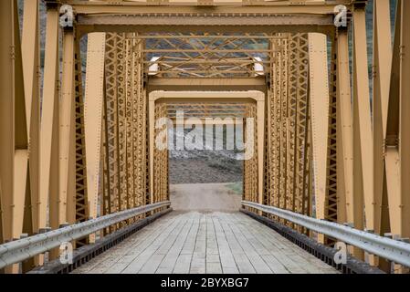 Nahaufnahme des Highway 848 Brückendecks, das den Red Deer River westlich von Dorothy überquert. Südöstlich von Drumheller, Alberta, Kanada im Frühling. Stockfoto
