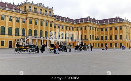 Pferdekutschen stehen vor dem Schloss Schönbrunn in Wien, Österreich, an einem Habsburger Schloss, das zum Museum wurde. Stockfoto