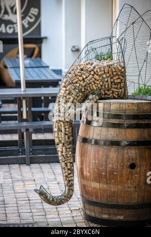 Eine Elefantendekoration aus gebrauchten Korken aus Weinflaschen, Franschhoek, Western Cape, Südafrika Stockfoto