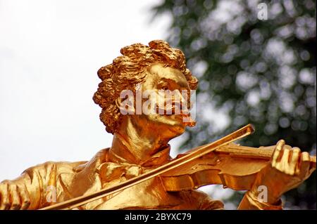 Vergoldete Bronzestatue von Johann Strauss auf einer Geige im Stadtpark in Wien, Österreich. Stockfoto