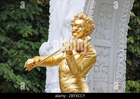 Vergoldete Bronzestatue von Johann Strauss auf einer Geige im Stadtpark in Wien, Österreich. Stockfoto