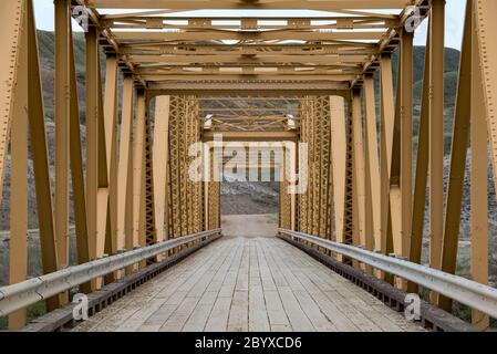 Nahaufnahme des Highway 848 Brückendecks, das den Red Deer River westlich von Dorothy überquert. Südöstlich von Drumheller, Alberta, Kanada im Frühling. Stockfoto