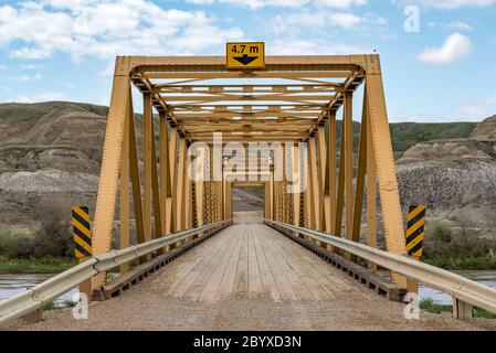 Highway 848 Brücke über den Red Deer River westlich von Dorothy. Südöstlich von Drumheller, Alberta, Kanada im Frühling. Stockfoto