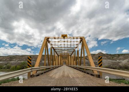 Weitwinkelansicht der Highway 848 Brücke, die den Red Deer River westlich von Dorothy überquert. Südöstlich von Drumheller, Alberta, Kanada im Frühling. Stockfoto