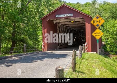 Die West Cornwall Covered Bridge überquert den Housatonic River in West Cornwall, Connecticut Stockfoto