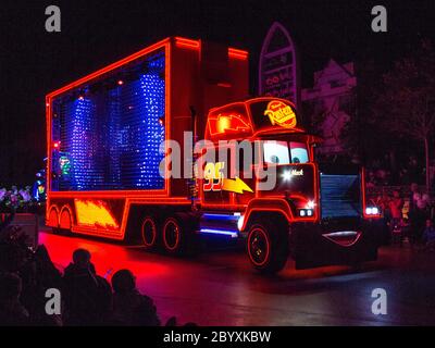 ANAHEIM, KALIFORNIEN - 2. Dezember 2016 - Disneyland's Paint the Night Parade Stockfoto