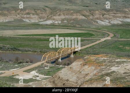 Highway 848 über den Red Deer River und Highway. 570 westlich von Dorothy. Südöstlich von Drumheller, Alberta, Kanada im Frühling. Blick aus dem Südwesten. Stockfoto