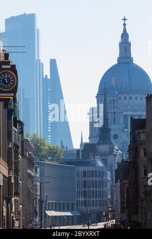 England, London, City of London, Fleet Street, Ludgate Hill und St. Paul's Cathedral Stockfoto