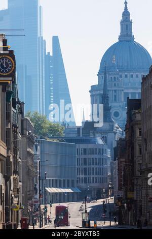 England, London, City of London, Fleet Street, Ludgate Hill und St. Paul's Cathedral Stockfoto