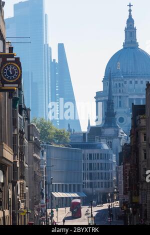 England, London, City of London, Fleet Street, Ludgate Hill und St. Paul's Cathedral Stockfoto