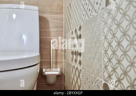 Fragment der Toilette. Der Bereich in der Nähe der Toilette, eine Sanitär-Bürste an der Wand befestigt. Stockfoto