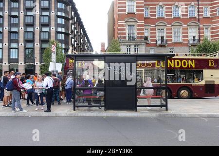 Anti-Brexit-Graffitti auf einer Busshütte in London Stockfoto