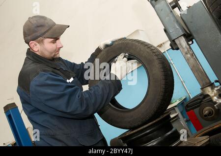 Reparaturwerkstätten schmieren Autoreifen Stockfoto