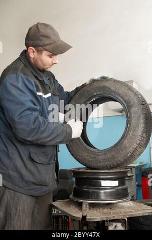 Reparaturwerkstätten schmieren Autoreifen Stockfoto