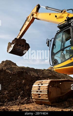 Der Bagger arbeitet in einem Steinbruch Stockfoto