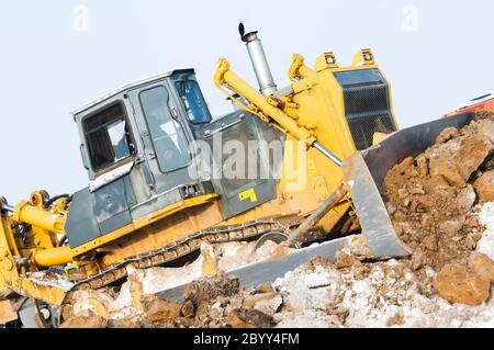 Bulldozer Lader bei Winter gefrorenen Boden Aushub arbeitet Stockfoto